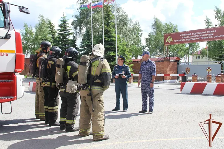 Росгвардия и МЧС России в Тюмени провели совместную практическую тренировку