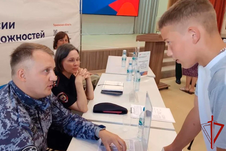 Представители Росгвардии в Тюменской области стали участниками Всероссийской ярмарки вакансий