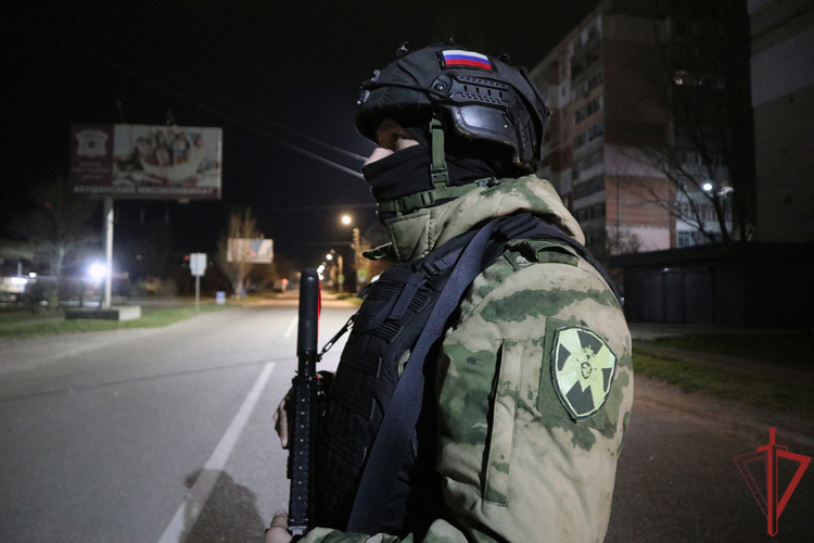 Росгвардейцы проводят комплекс мероприятий по обеспечению безопасности в зоне СВО (видео)