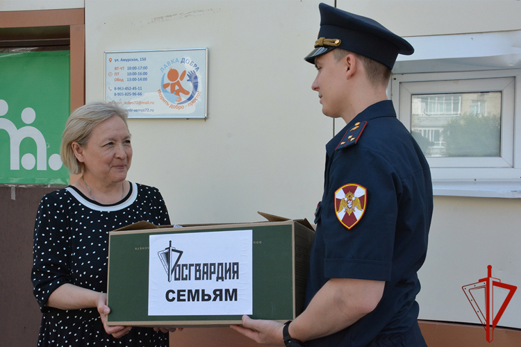 Росгвардейцы в День семьи, любви и верности оказали помощь жителям Тюмени, оказавшимся в сложной жизненной ситуации