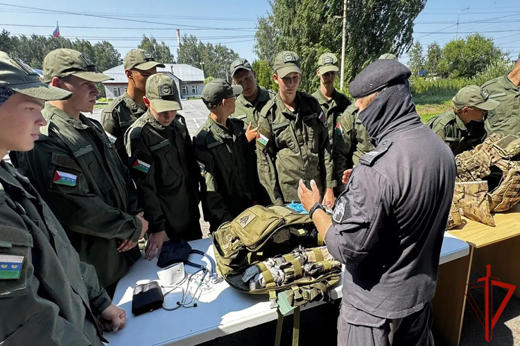 Бойцы тюменского ОМОН стали наставниками для юных патриотов из региона и Москвы
