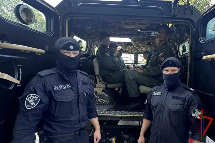 Бойцы тюменского ОМОН стали наставниками для юных патриотов из региона и Москвы