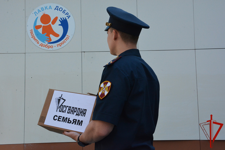 Росгвардейцы в День семьи, любви и верности оказали помощь жителям Тюмени, оказавшимся в сложной жизненной ситуации