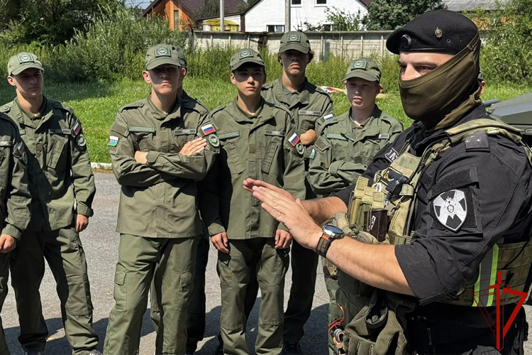 Бойцы тюменского ОМОН стали наставниками для юных патриотов из региона и Москвы