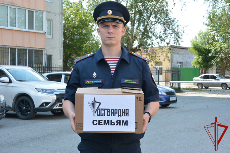 Росгвардейцы в День семьи, любви и верности оказали помощь жителям Тюмени, оказавшимся в сложной жизненной ситуации