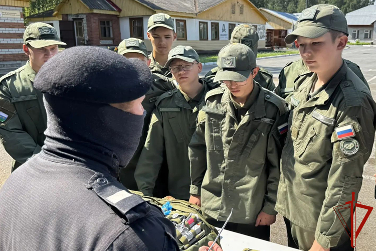Бойцы тюменского ОМОН стали наставниками для юных патриотов из региона и Москвы