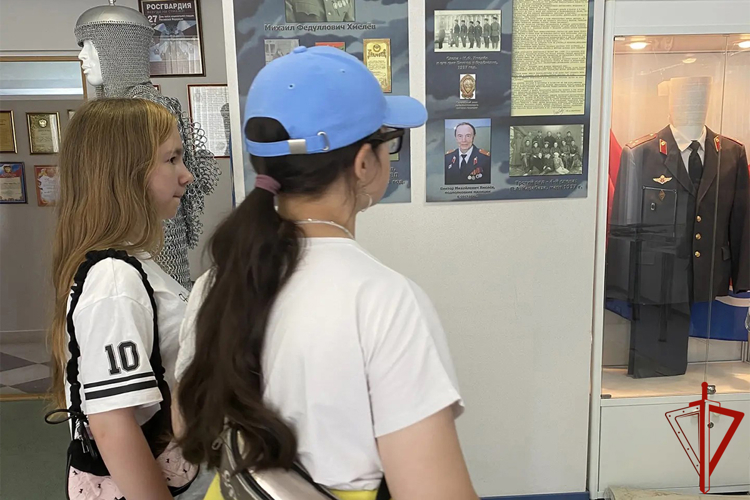 Тюменский ОМОН «Вепрь» проводит для детей «Каникулы с Росгвардией» 
