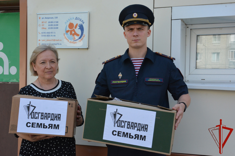 Росгвардейцы в День семьи, любви и верности оказали помощь жителям Тюмени, оказавшимся в сложной жизненной ситуации