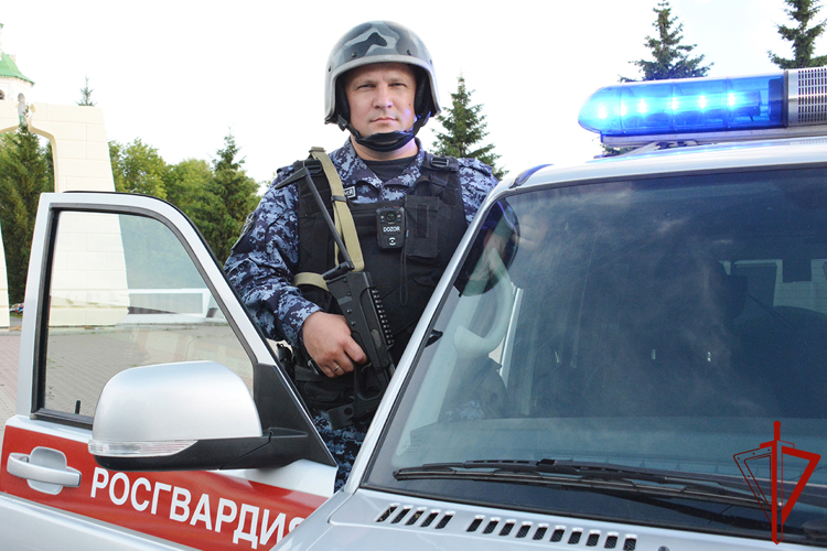 В Тюменской области сотрудники Росгвардии по горячим следам задержали подозреваемого в ночной краже со взломом