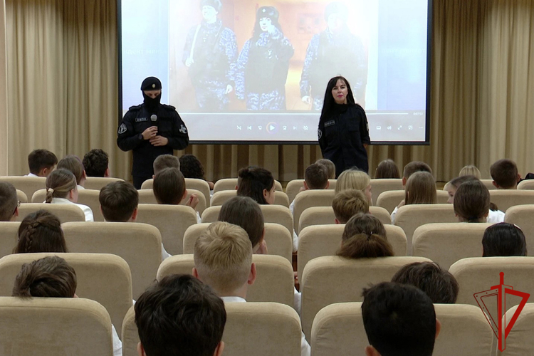 В Тюмени сотрудники ОМОН «Вепрь» и тележурналисты провели масштабный урок мужества для 200 школьников