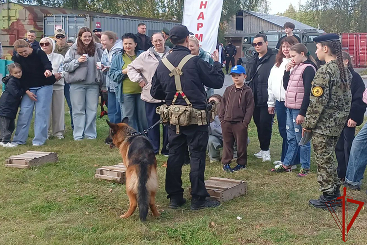 Сотрудники Росгвардии стали соорганизаторами «Дня открытых дверей» в тюменском патриотическом центре