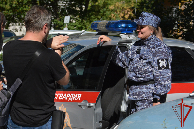 В Тюмени героинями специального телерепортажа стали молодые сотрудницы вневедомственной охраны Росгвардии