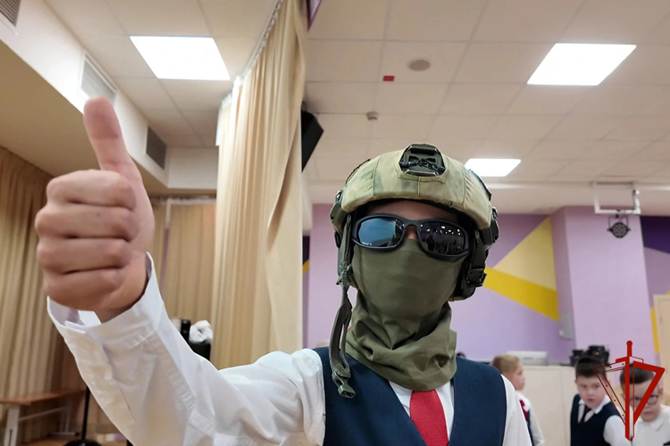 В Тюмени сотрудники ОМОН «Вепрь» и тележурналисты провели масштабный урок мужества для 200 школьников