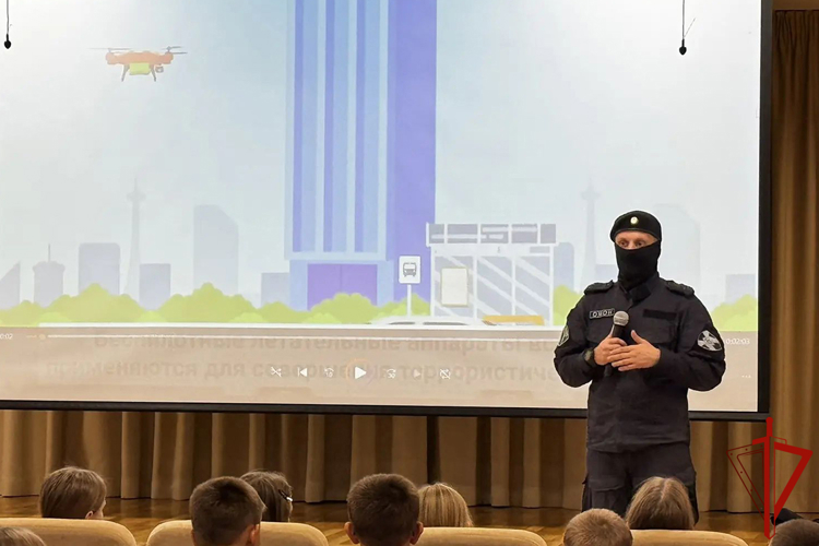 В Тюмени сотрудники ОМОН «Вепрь» и тележурналисты провели масштабный урок мужества для 200 школьников