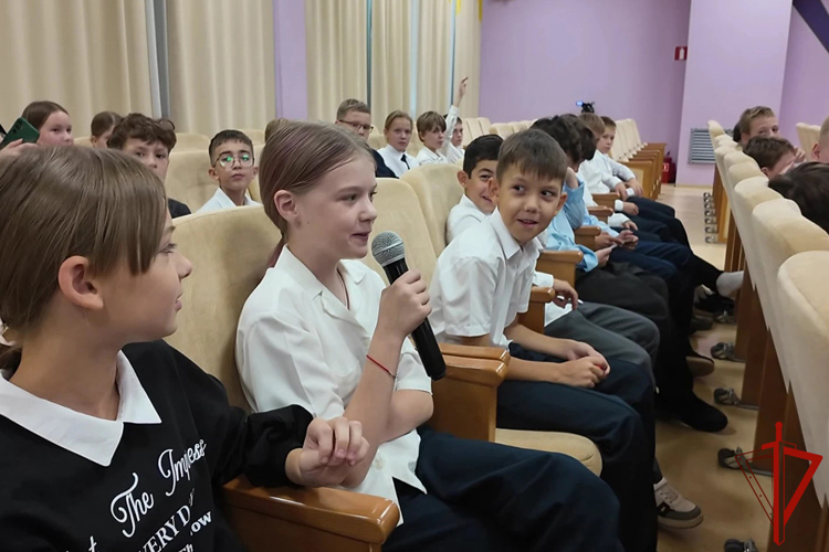 В Тюмени сотрудники ОМОН «Вепрь» и тележурналисты провели масштабный урок мужества для 200 школьников
