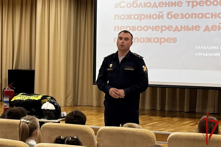 Сотрудники Росгвардии и МЧС провели интерактивный урок безопасности для тюменских школьников (видео)