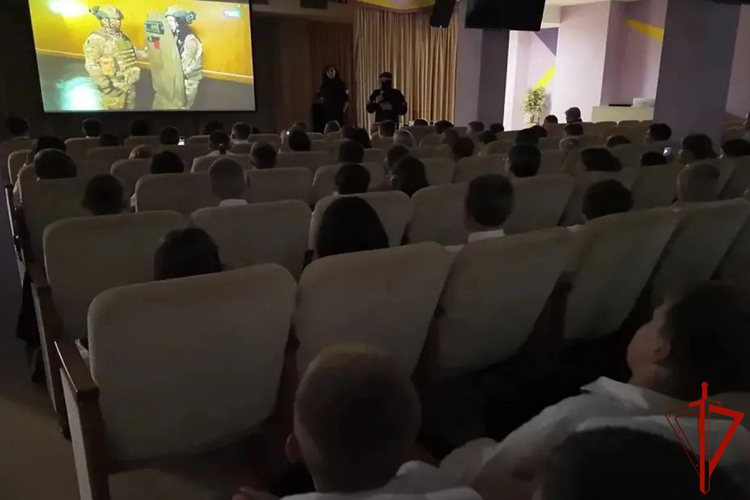 В Тюмени сотрудники ОМОН «Вепрь» и тележурналисты провели масштабный урок мужества для 200 школьников