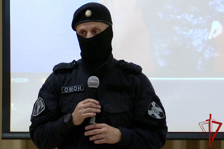 В Тюмени сотрудники ОМОН «Вепрь» и тележурналисты провели масштабный урок мужества для 200 школьников