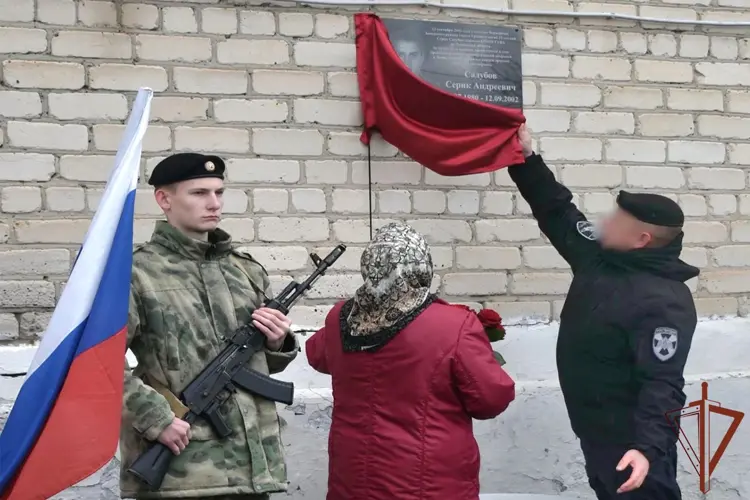 Память сотрудника ОМОН, погибшего при исполнении служебного долга в 2002 году, увековечена в Тюменской области