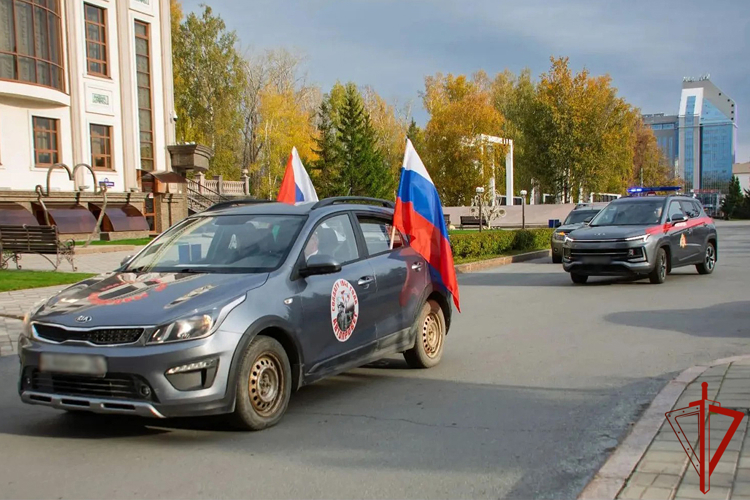 Росгвардейцы в Тюмени стали участниками патриотического автопробега