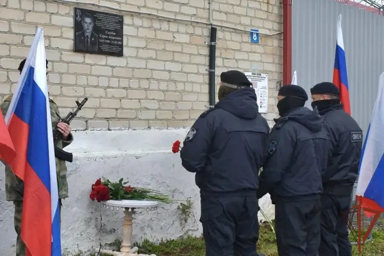 Память сотрудника ОМОН, погибшего при исполнении служебного долга в 2002 году, увековечена в Тюменской области