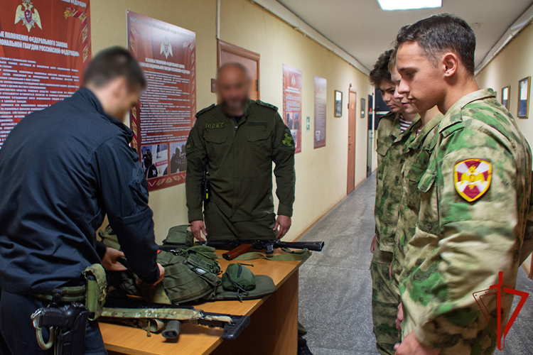В Тюмени офицеры СОБР «Сова» Росгвардии провели день открытых дверей для кадет