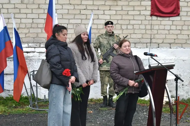 Память сотрудника ОМОН, погибшего при исполнении служебного долга в 2002 году, увековечена в Тюменской области