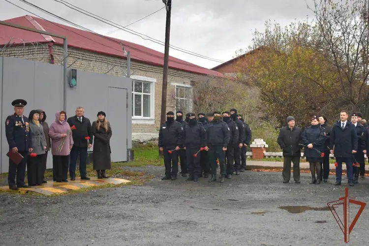 Память сотрудника ОМОН, погибшего при исполнении служебного долга в 2002 году, увековечена в Тюменской области