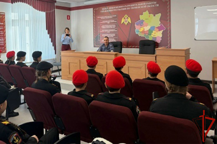 В Тюменской области росгвардейцы проводят патриотические и профориентационные мероприятия для подрастающего поколения