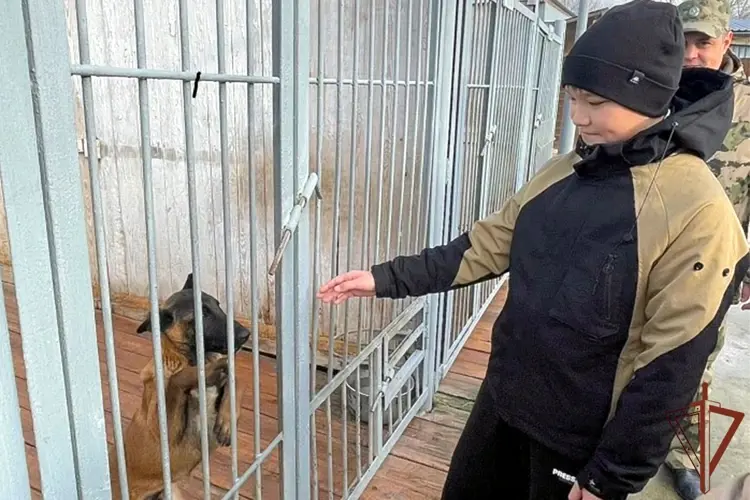 Кинологи Уральского округа Росгвардии исполнили мечту юного жителя Тюмени