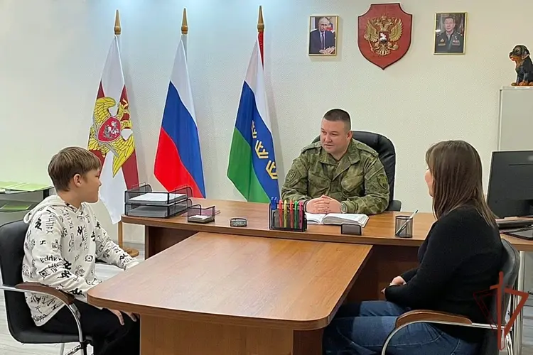 Кинологи Уральского округа Росгвардии исполнили мечту юного жителя Тюмени