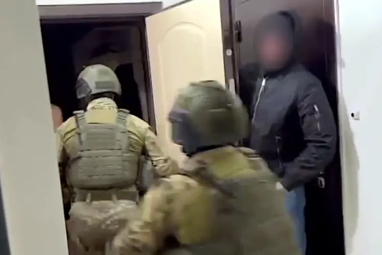 В Тюмени при силовой поддержке СОБР Росгвардии задержан подозреваемый в мошенничестве (видео)
